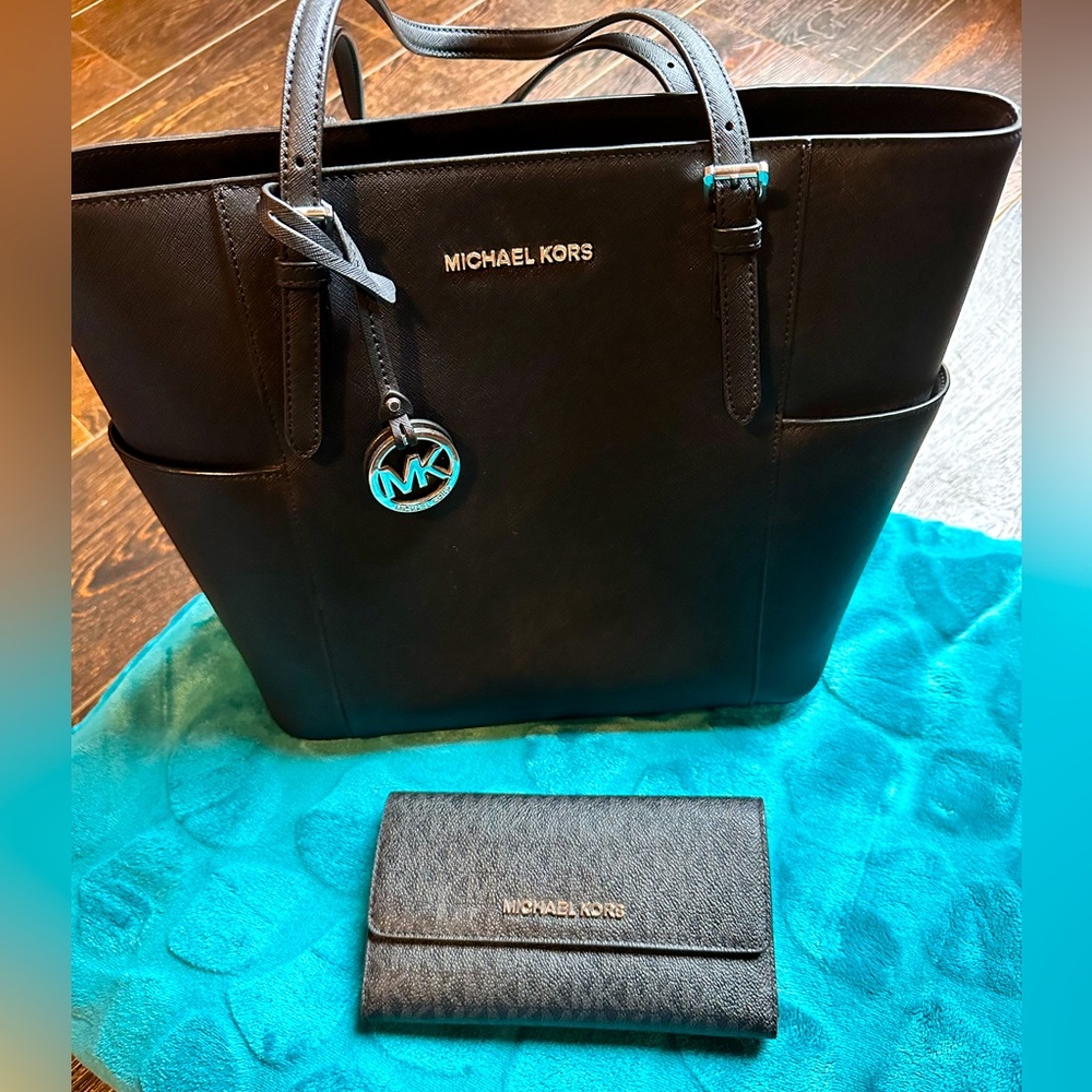 Michael Kors Voyager Tote Bag Black &wallet. Excellent condition. Barely worn.